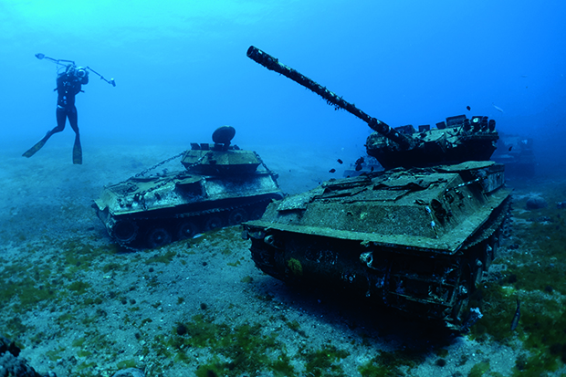 Des tanks, immergés entre – 5 et – 28 m en 2019 (Jordanie/mer Rouge).